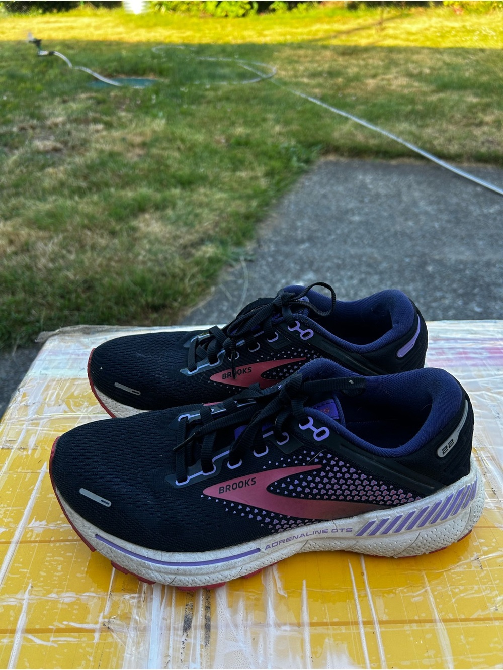 Brooks Women’s Adrenaline GTS Running Black & Pink Sneakers Size 8
